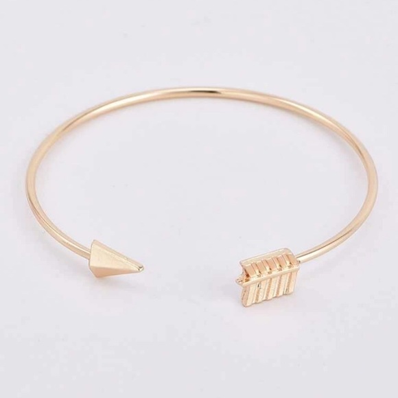 Jewelry - {final price} NEW Gold Tone Arrow Bracelet